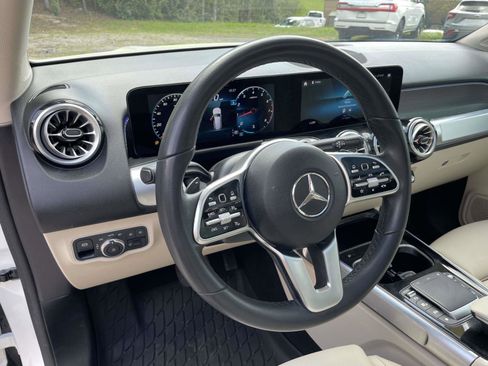 Used 2022 Mercedes-Benz GLB 250 4MATIC w/ Premium Package Lite image 8