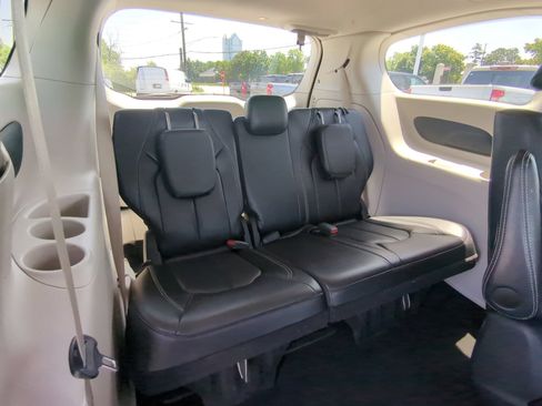 Used 2024 Chrysler Pacifica Limited FWD image 10