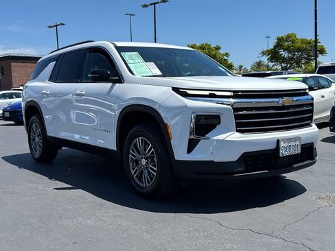Used 2025 Chevrolet Traverse LT w/ Enhanced Driving Package FWD image 4