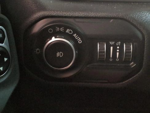 Used 2020 Jeep Wrangler Unlimited Sahara AWD/4WD image 27