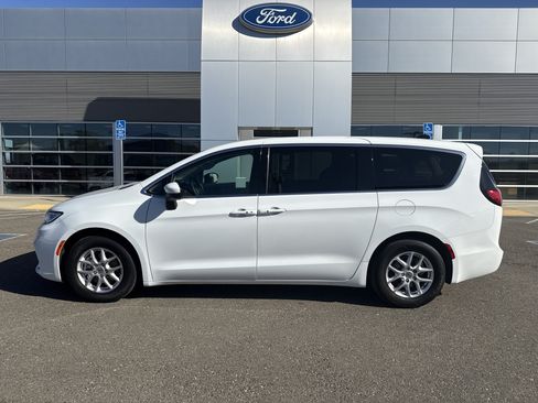 Used 2023 Chrysler Pacifica Touring-L FWD image 2