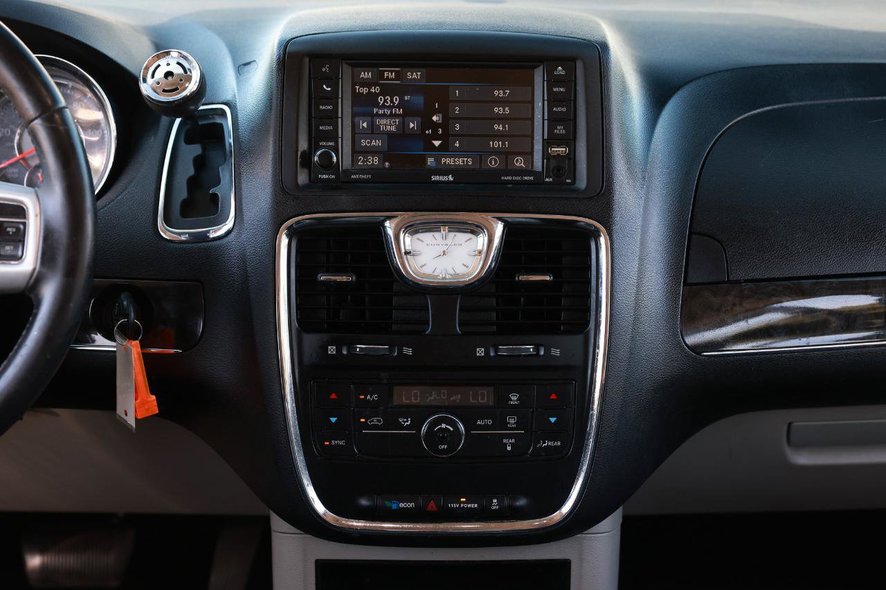 Used 2015 Chrysler Town & Country Touring FWD image 34