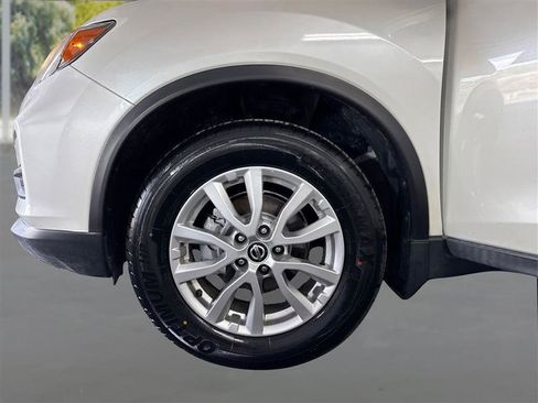 Used 2018 Nissan Rogue SV AWD/4WD image 19