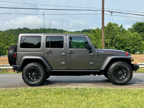Used 2016 Jeep Wrangler Unlimited Rubicon AWD/4WD image 3