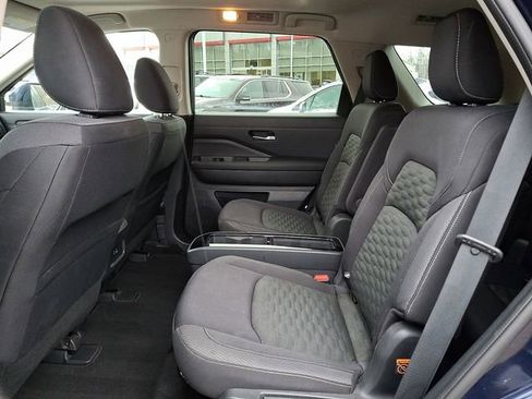 Used 2022 Nissan Pathfinder SV w/ SV Premium Package image 10