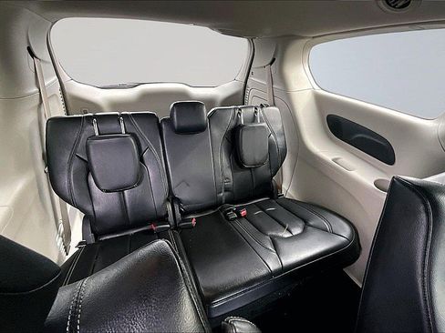Used 2022 Chrysler Pacifica Touring-L w/ Uconnect Theater Family Group image 28