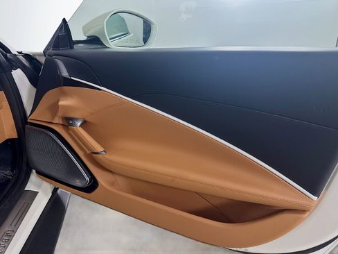 Used 2024 Ferrari Roma Spider RWD image 43