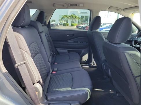 Used 2022 Nissan Pathfinder SV FWD image 2