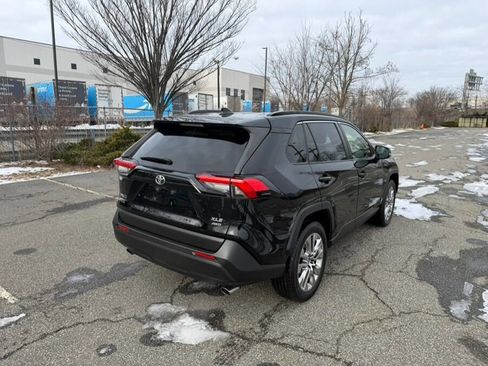 Used 2019 Toyota RAV4 XLE Premium image 9