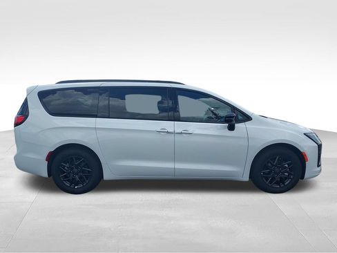 New 2027 Chrysler Pacifica Select w/ S Appearance Package FWD image 6