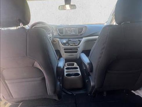 Used 2022 Chrysler Voyager LX image 16