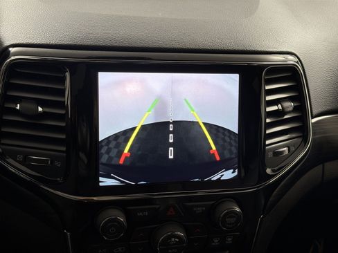 Used 2022 Jeep Grand Cherokee Laredo X image 19