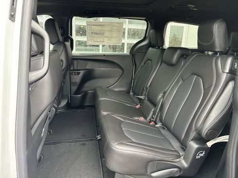 New 2026 Chrysler Pacifica Select image 8