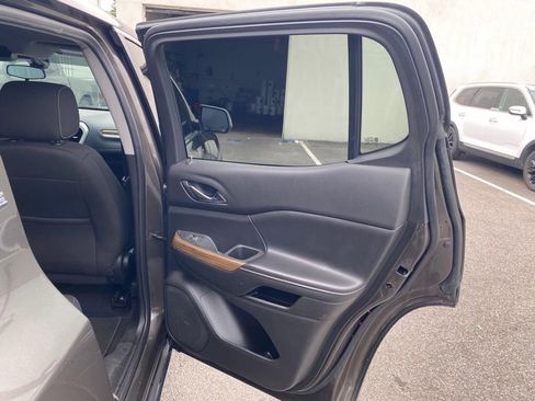 Used 2019 GMC Acadia SLE FWD image 19