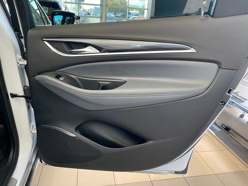 Used 2024 Buick Enclave Essence image 9