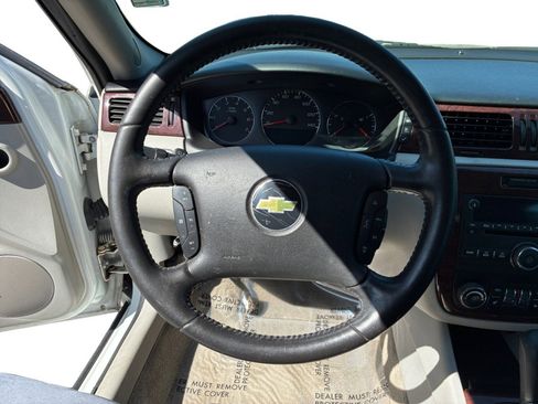 Used 2011 Chevrolet Impala LTZ FWD image 14