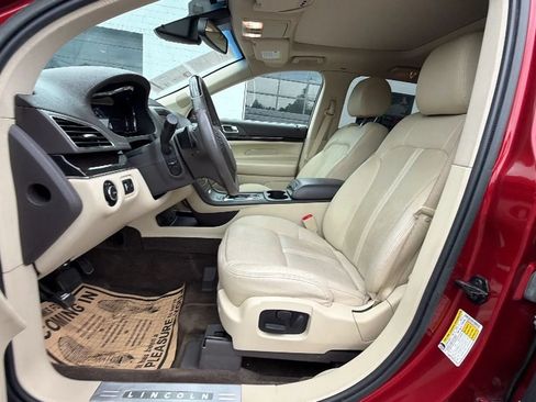 Used 2019 Lincoln MKT AWD image 17