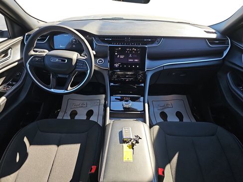 Used 2025 Jeep Grand Cherokee Laredo X w/ Trailer Tow Package image 9