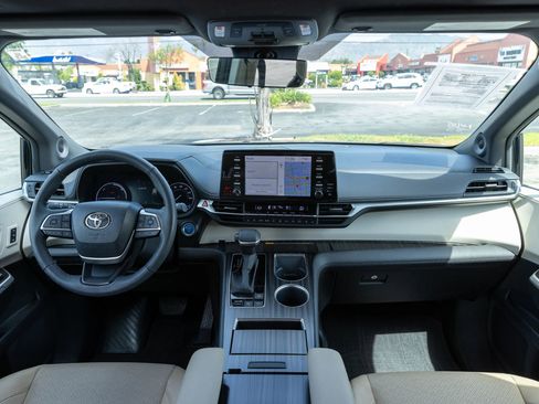 Used 2024 Toyota Sienna Limited image 33