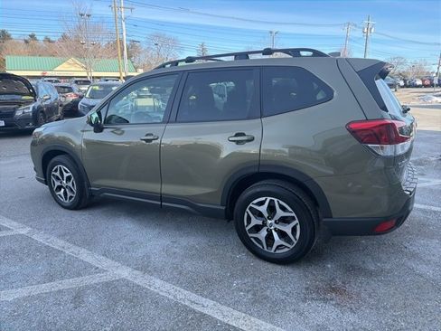 Used 2022 Subaru Forester Premium image 4