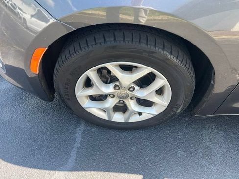 Used 2017 Chrysler Pacifica Touring Plus w/ Tire & Wheel Group FWD image 14