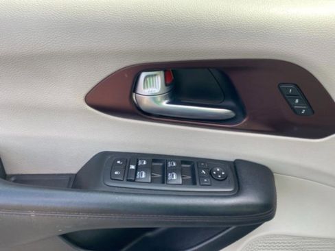 Used 2020 Chrysler Pacifica Limited image 9