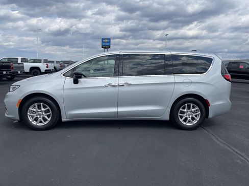 Used 2024 Chrysler Pacifica Touring-L FWD image 2