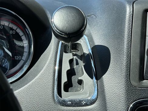 Used 2017 Dodge Grand Caravan SXT image 18