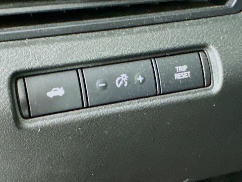 Used 2024 Nissan Altima 2.5 SV FWD image 11