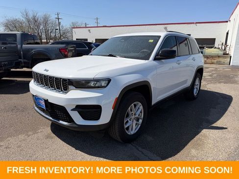 Used 2023 Jeep Grand Cherokee Laredo image 3