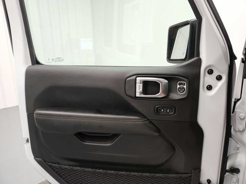 Used 2025 Jeep Wrangler Unlimited Sahara AWD/4WD image 31