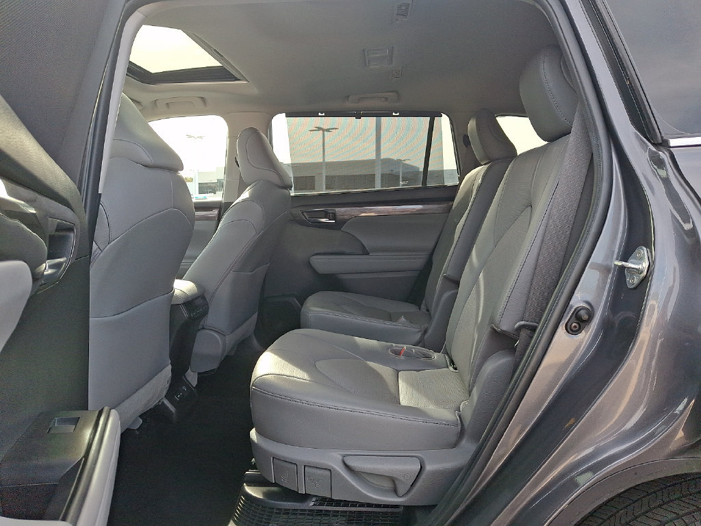 Certified 2022 Toyota Highlander Limited AWD/4WD image 10