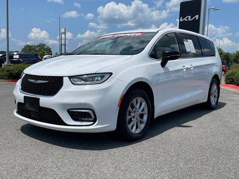 Used 2025 Chrysler Pacifica Select AWD/4WD image 3
