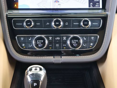 Used 2025 Bentley Bentayga Extended Wheelbase AWD/4WD image 27