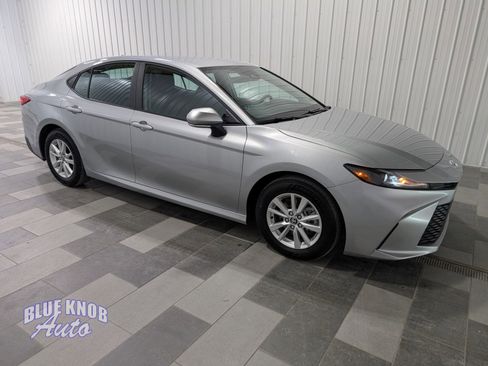 Used 2025 Toyota Camry LE image 5