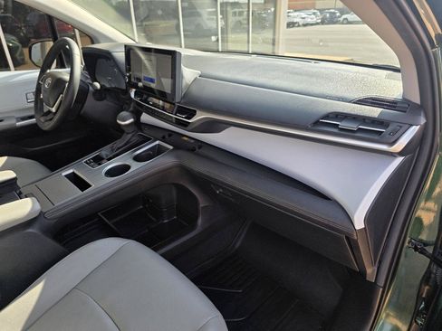 Used 2025 Toyota Sienna XLE FWD image 19