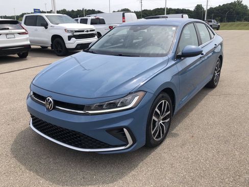 Used 2025 Volkswagen Jetta SE FWD image 11