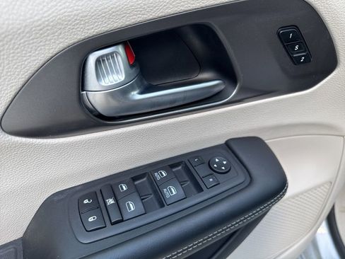 Used 2024 Chrysler Pacifica Touring-L FWD image 21