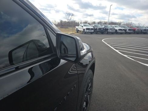 Used 2022 Chevrolet Traverse LT image 4