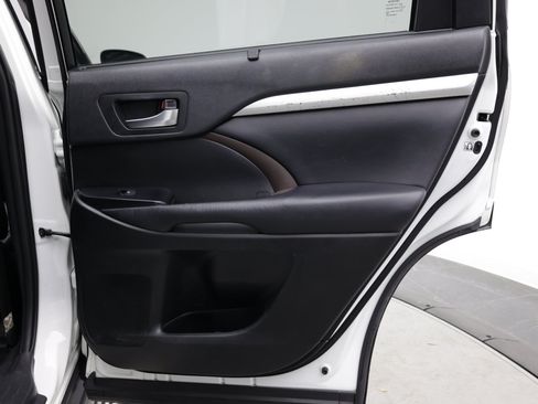 Used 2019 Toyota Highlander XLE AWD/4WD image 40