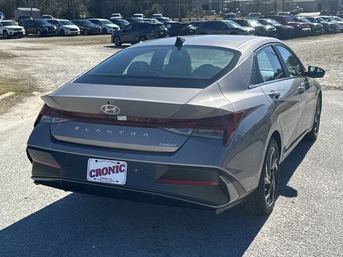 Used 2024 Hyundai Elantra Limited image 5