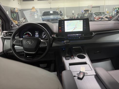 Used 2023 Toyota Sienna XSE w/ XSE Plus Package image 29