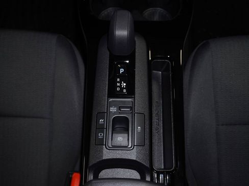 Used 2025 Toyota Prius LE image 20