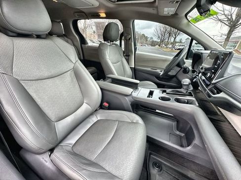 Used 2021 Toyota Sienna Limited image 33