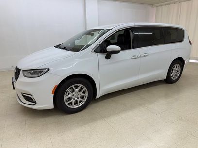 Used 2023 Chrysler Pacifica Touring-L