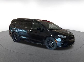 Used 2025 Chrysler Pacifica Limited video 2