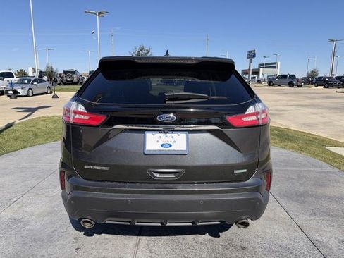 Used 2020 Ford Edge SE image 5