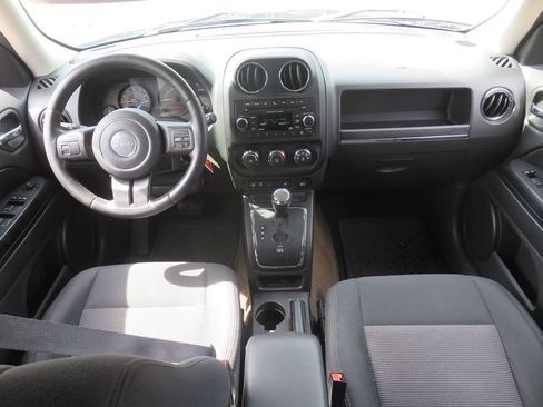 Used 2014 Jeep Patriot Latitude AWD/4WD image 12