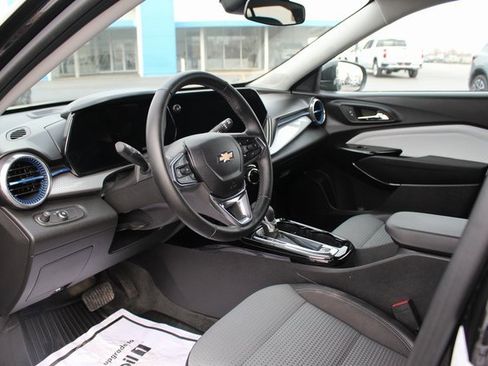 Used 2025 Chevrolet Trax LT w/ LT Convenience Package image 14