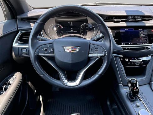 Used 2025 Cadillac XT6 Luxury FWD image 6